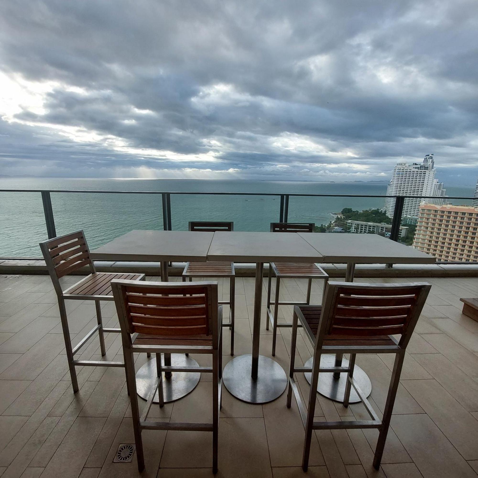 Sea View Apartment In Pattaya Exterior photo