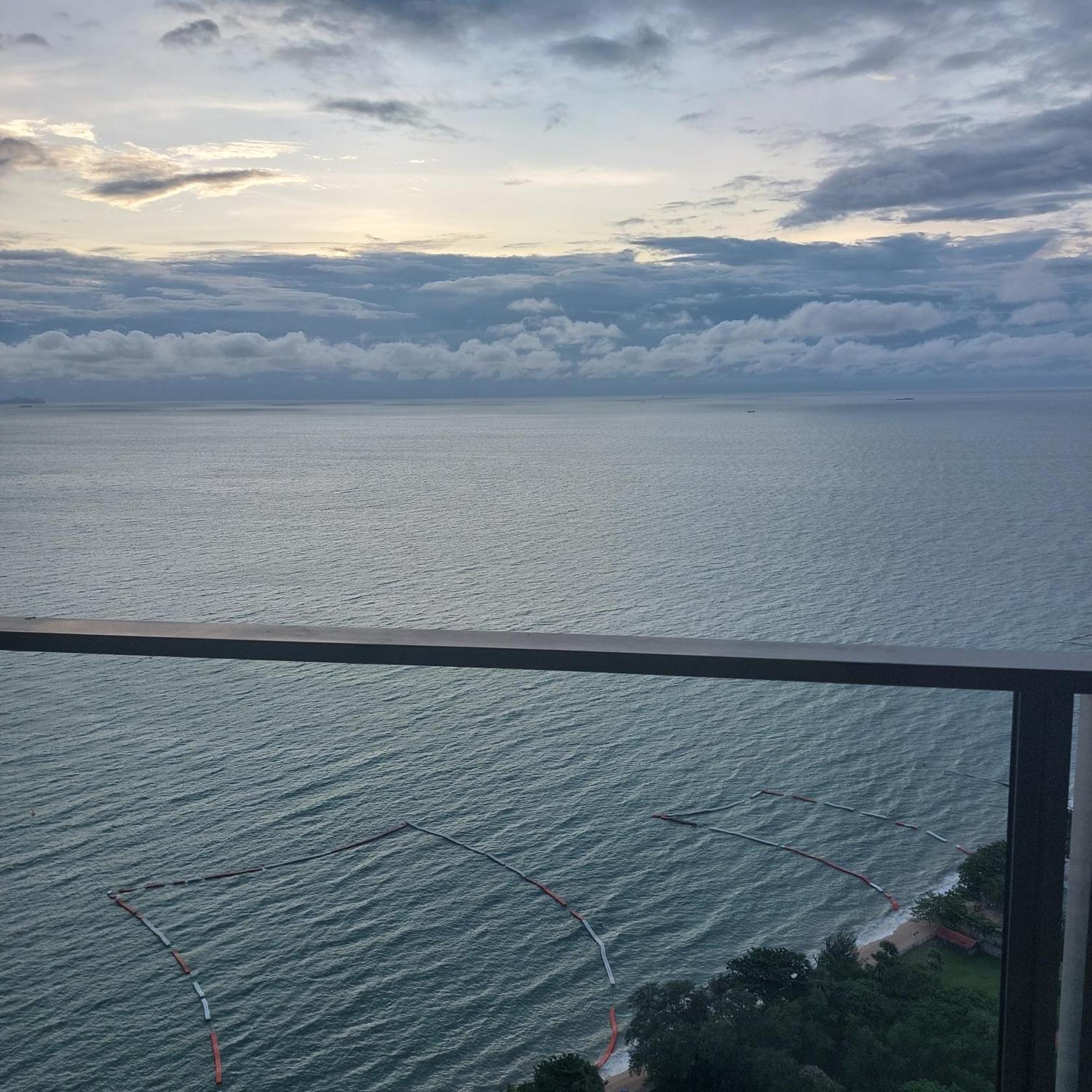 Sea View Apartment In Pattaya Exterior photo